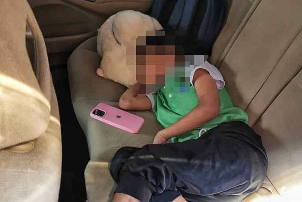 Kanak-kanak lelaki yang terkunci di dalam sebuah kereta di Taman Lagenda pada Khamis.