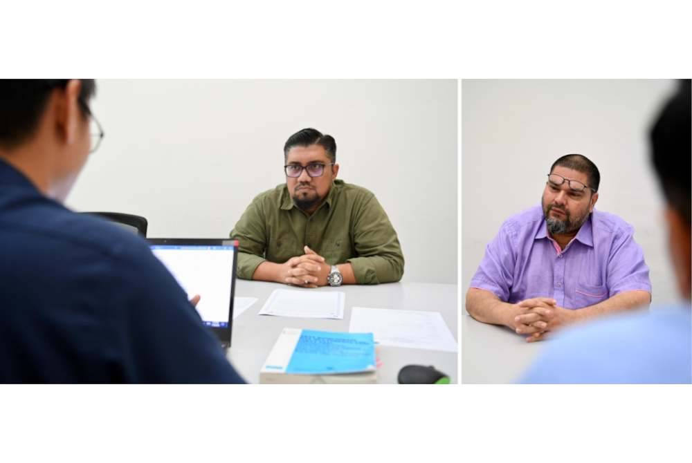 Che'gubard (kiri) dan Salim Iskandar ketika dirakam percakapan di Ibu Pejabat SKMM di Cyberjaya, Selangor.
