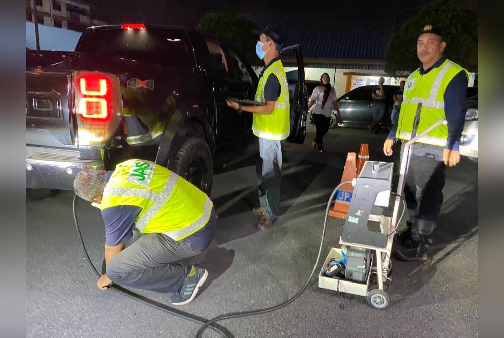 Anggota JAS turut sama terlibat semasa Operasi Penguatkuasaan Perayaan HRA 2024 di Kota Bharu pada Khamis.