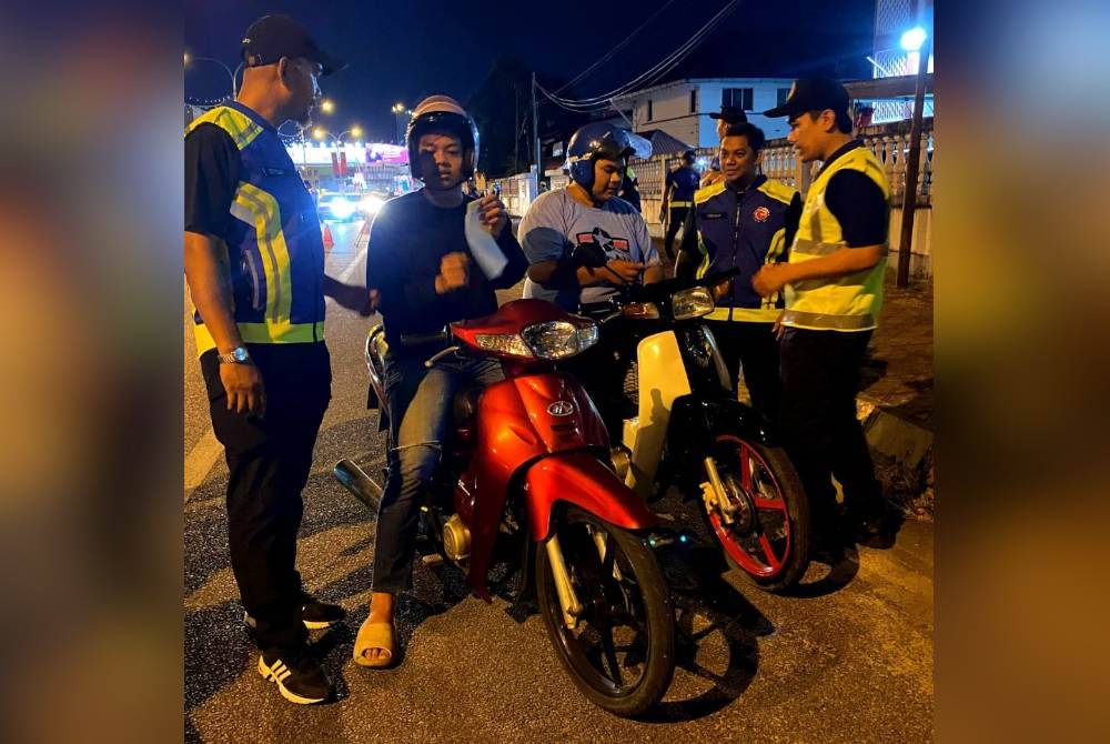 Sebahagian daripada penunggang motosikal yang diperiksa semasa Operasi Penguatkuasaan Perayaan HRA 2024 di Akademi Pengangkutan Jalan Wilayah Timur di Kota Bharu pada Khamis.