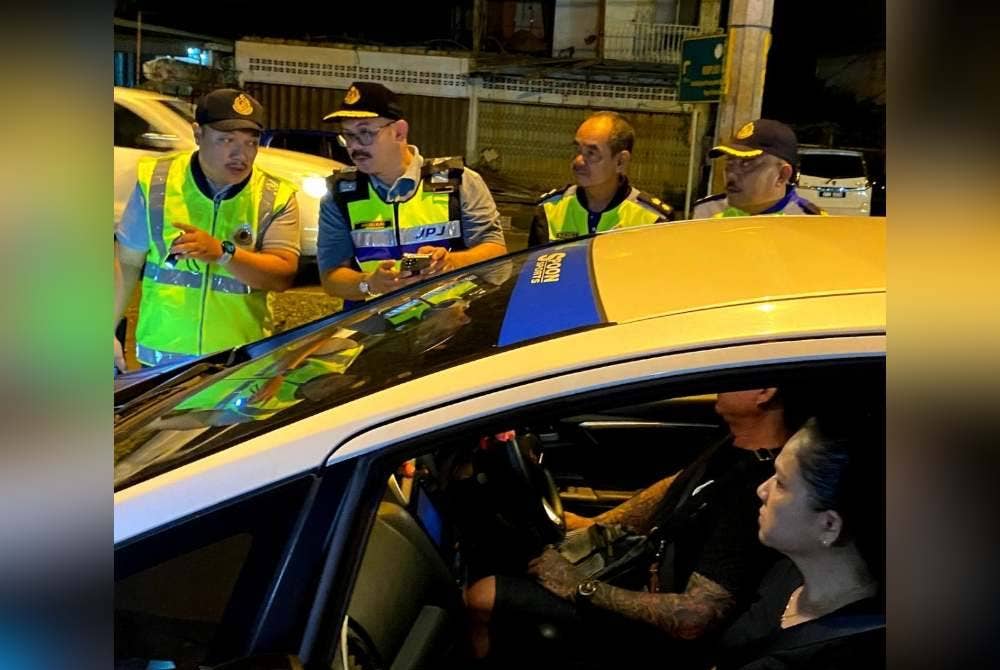 Mohd Misuari (dua dari kiri) memeriksa kenderaan pengguna jalan raya Operasi Penguatkuasaan Perayaan HRA 2024 di Akademi Pengangkutan Jalan Wilayah Timur di Kota Bharu pada Khamis.