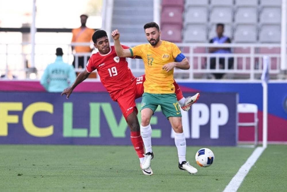 Aksi pemain Indonesia dan Australia dalam perlawanan di Stadium Abdullah bin Khalifa pada Khamis. Foto AFC