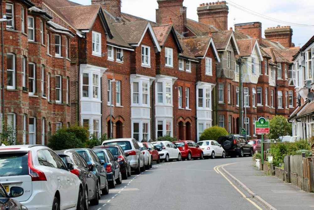 BERTIMBANG RASA dan caknalah dengan keadaan sekeliling sebelum mengadakan rumah terbuka dibimbangi mengganggu ketenteraman jiran tetangga. Foto Pexels