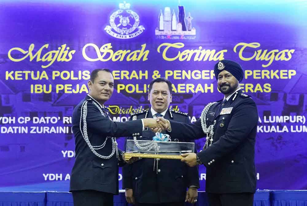 Zam Halim (kiri) menyerahkan tongkat kuasa kepada Ketua Polis Daerah (IPD) Cheras yang baharu, Asisten Komisioner, Ravindar Singh Sarban Singh disaksikan oleh Ketua Polis Kuala Lumpur, Datuk Rusdi Mohd Isa pada majlis Serah Terima Tugas yang diadakan di IPD Cheras pada Jumaat. Foto: SINAR HARIAN / ROSLI TALIB.