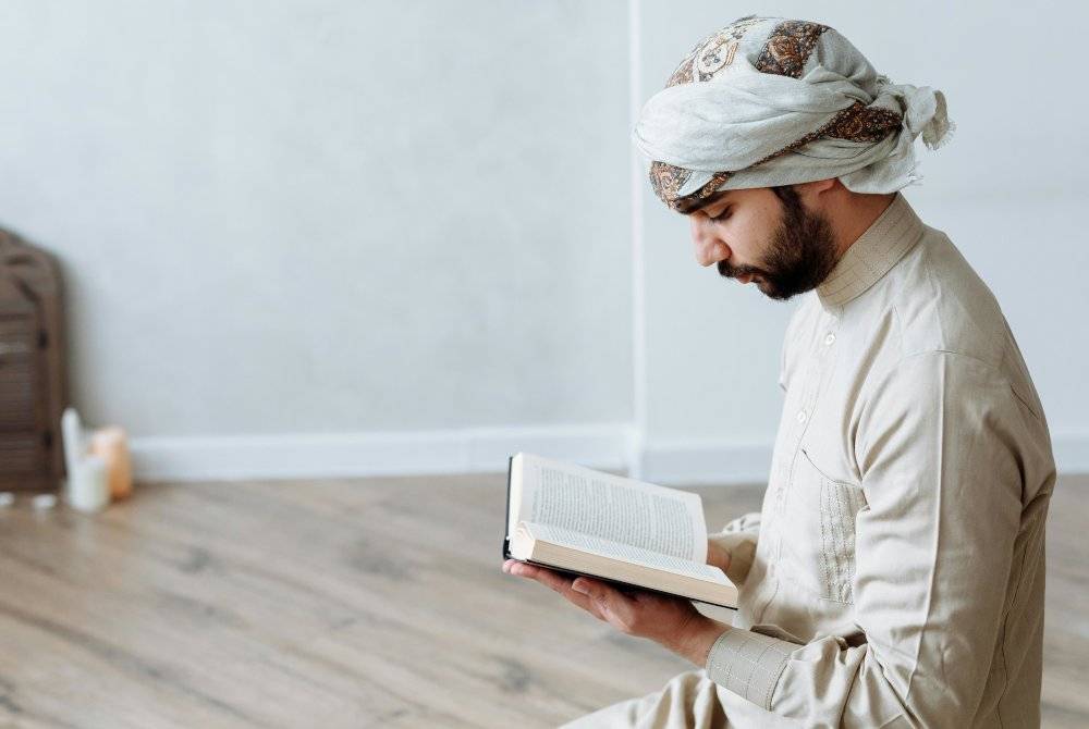 TERUSKAN bacaan al-Quran secara konsisten walaupun Ramadan sudah berakhir. Foto Pexels