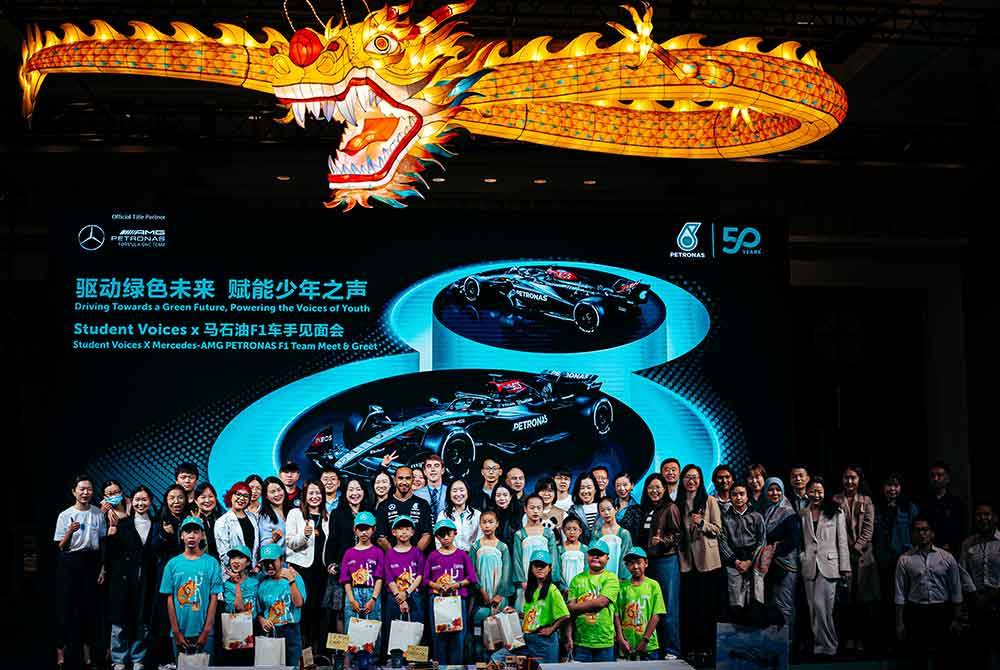 Gambar beramai-ramai yang diambil selepas sesi perkongsian dan sesi bertemu dan salam khas Student Voices bersama pemandu F1 Mercedes-AMG Petronas, Lewis Hamilton di Shanghai, China.