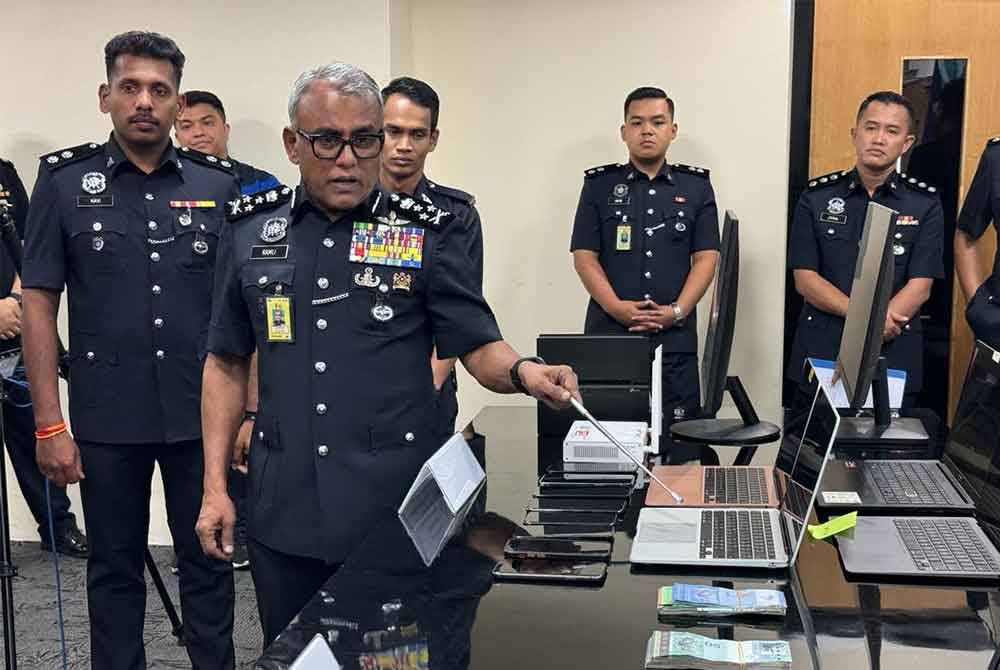 Ramli menunjukkan antara barang kes yang dirampas pihaknya dalam serbuan pusat panggilan penipuan di ibu negara, baru-baru ini.