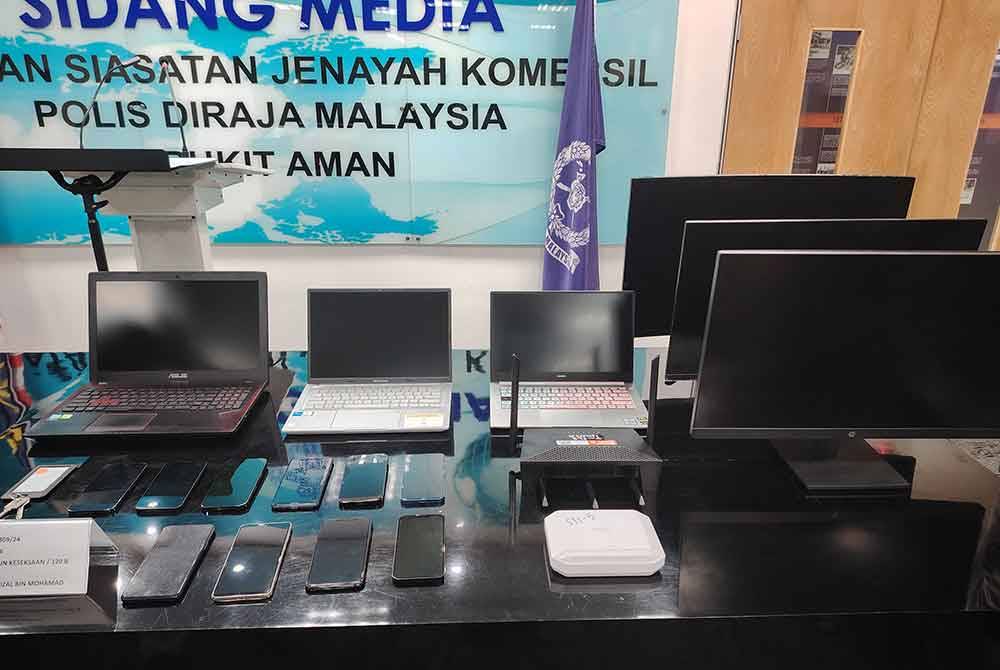Antara barang kes yang dirampas polis dalam serbuan pusat panggilan penipuan di ibu negara, baru-baru ini.