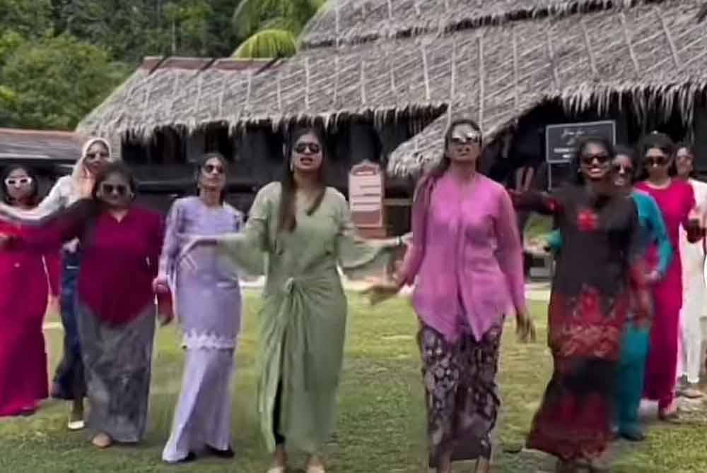 Sekumpulan gadis berbangsa India yang manis menggayakan baju kurung dan kebaya menari menggunakan lagu 'Alamak Raya Lagi'