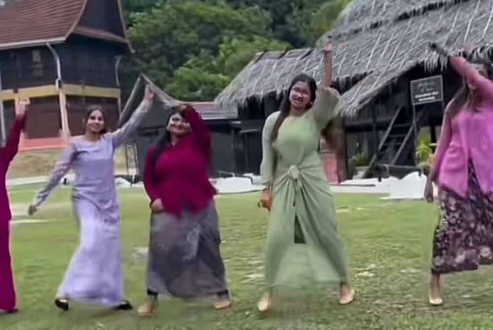 Sekumpulan gadis berbangsa India yang manis menggayakan baju kurung dan kebaya menari menggunakan lagu 'Alamak Raya Lagi'