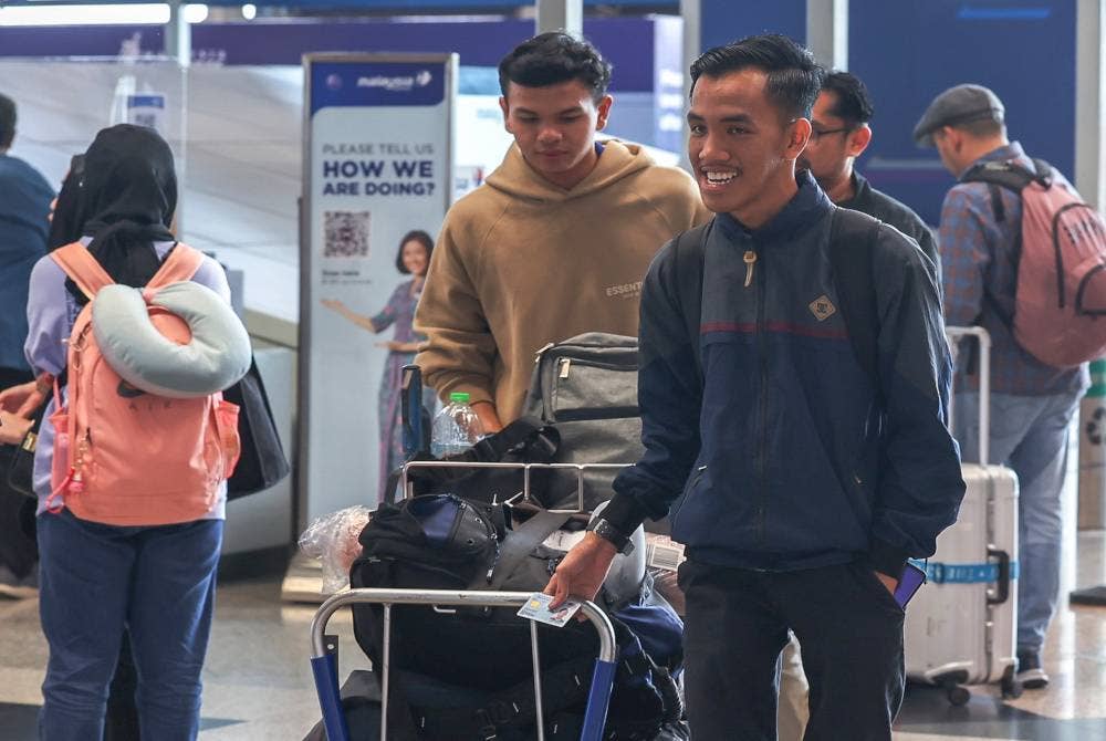 Muhammad Hafis, 19, bersama rakannya Faris Luqman Khairul Nizam, 19, (dua, kiri) antara yang terkandas di Lapangan Terbang Antarbangsa Kuala Lumpur (KLIA) Terminal 1 hari ini berikutan letusan Gunung Ruang, Indonesia. Foto Bernama