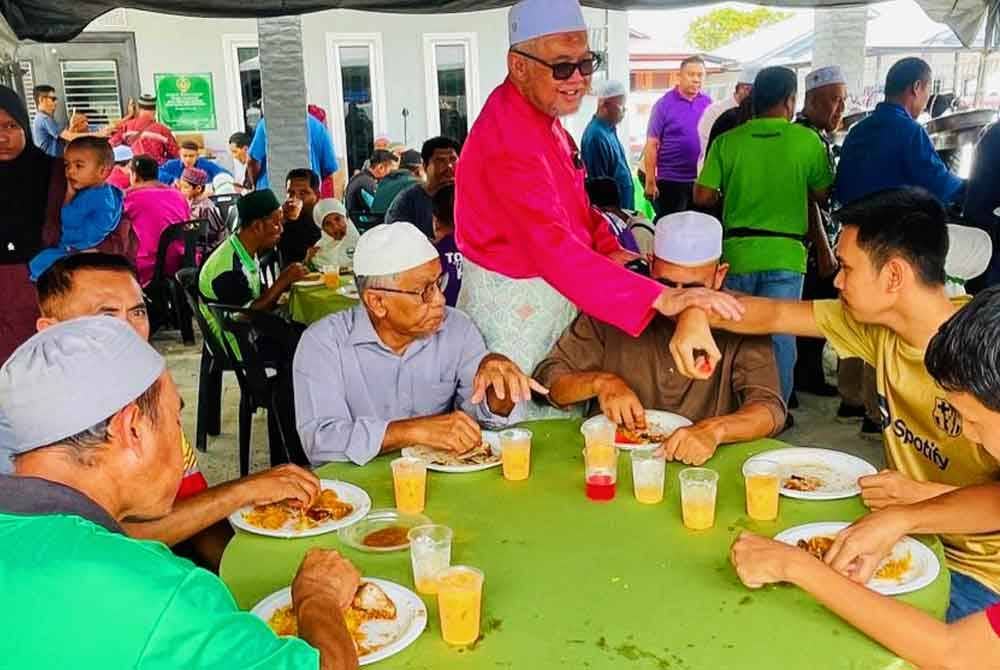 Razman menyantuni pengunjung yang hadir ke Jamuan Hari Raya Aidilfitri di Pusat Khidmat Dewan Undangan Negeri (DUN) Semanggol, Bagan Serai pada Jumaat.
