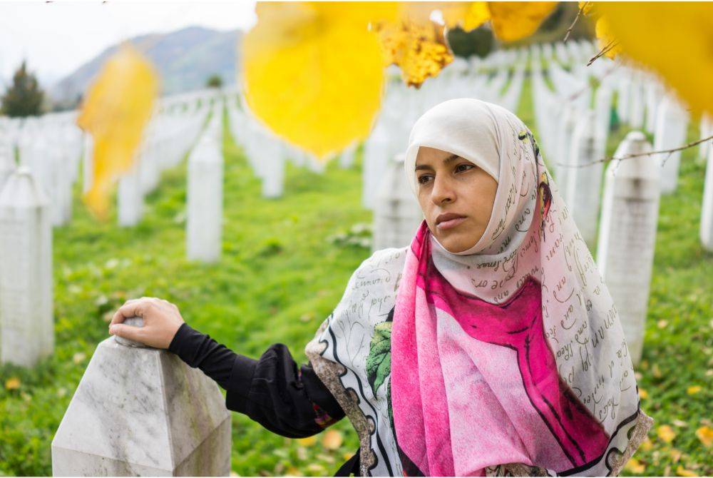 MENZIARAHI kubur matlamat utamanya untuk menginsafkan dan menambahkan keimanan, bukan tempat untuk bergurau senda. Gambar hiasan/Foto Canva