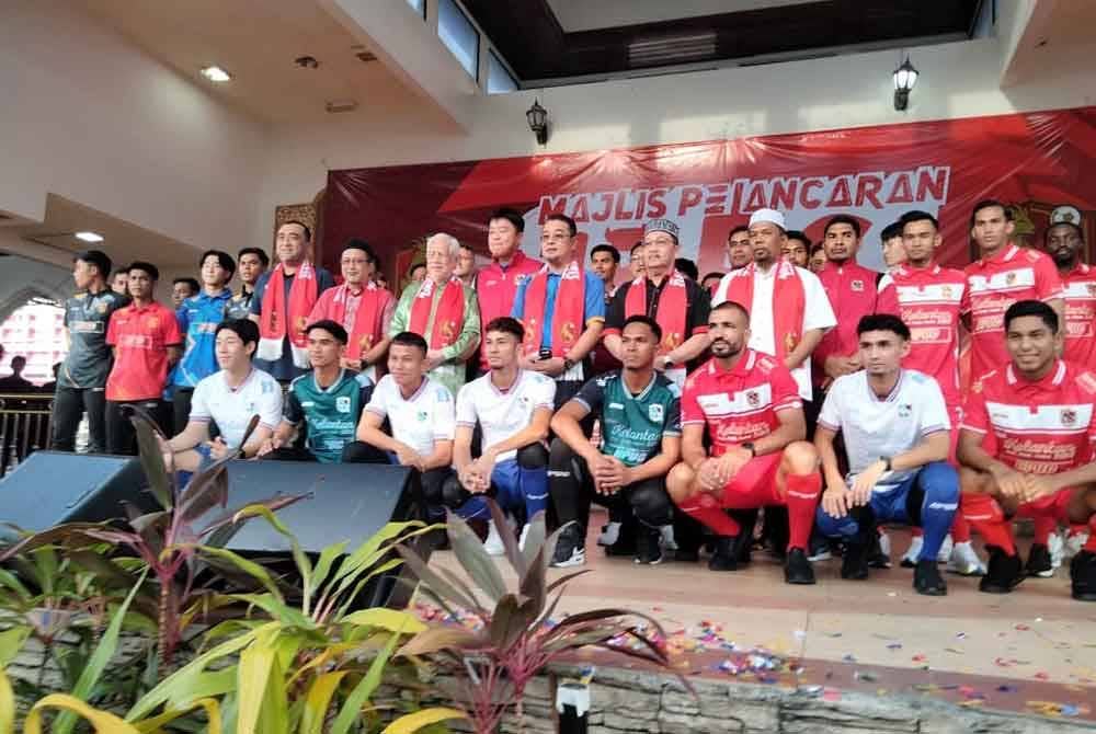 Rozi ( berdiri, tujuh dari kanan) bersama pemain dan pengurusan KDN FC pada Majlis Pelancaran Jersi dan Pengenalan Pasukan KDN FC di Dataran Warisan Stadium Sultan Muhammad IV di sini pada Jumaat.