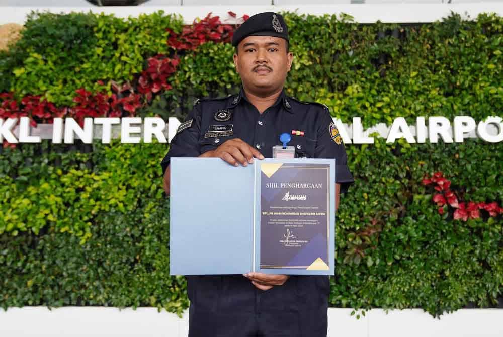 Mohammad Shafiq menerima sijil penghargaan daripada pengurusan tertinggi MAHB