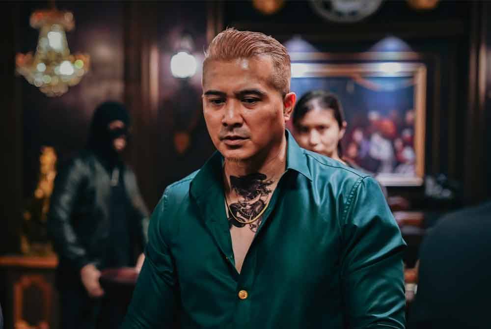 Aaron tampil berbeza dengan watak antagonis.