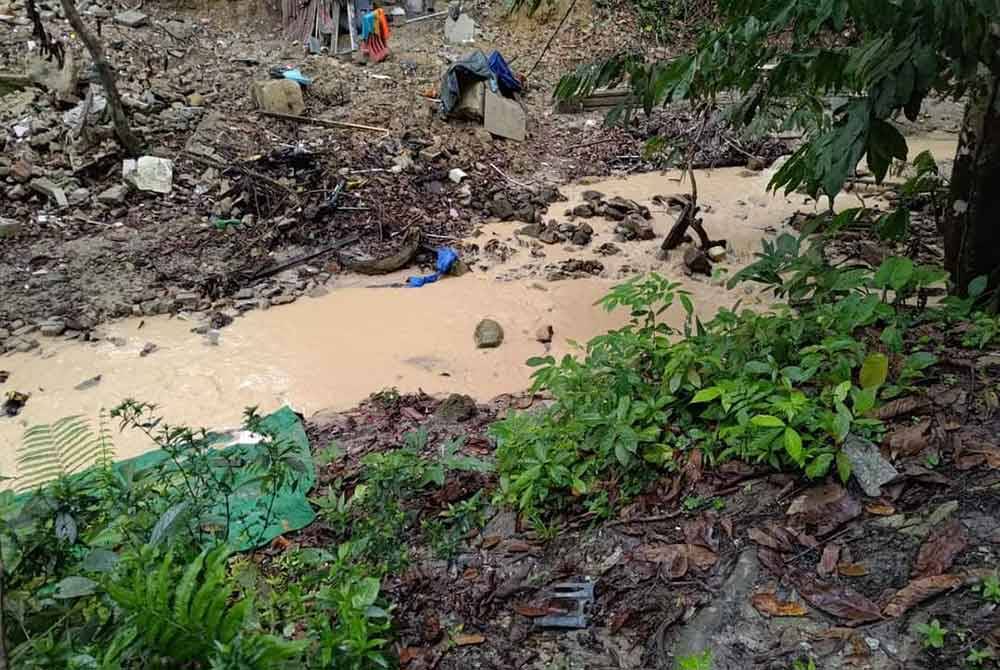 Keadaan aliran sungai Sungai Pasir dalam keadaan keruh akibat hakisan disebabkan hujan lebat