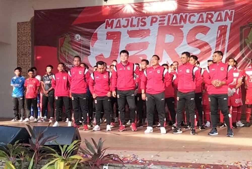 Jaehong bersama pemain dan pengurusan KDN FC.