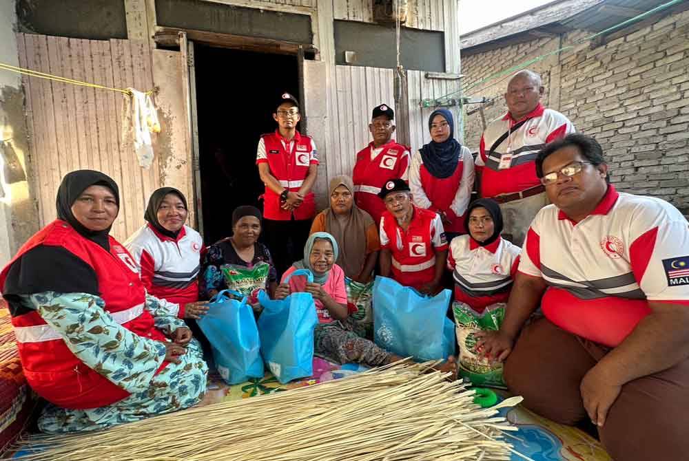 Stewa (empat dari kiri) ketika menerima kunjungan Persatuan Bulan Sabit Merah Tumpat di rumahnya sebelum ini.