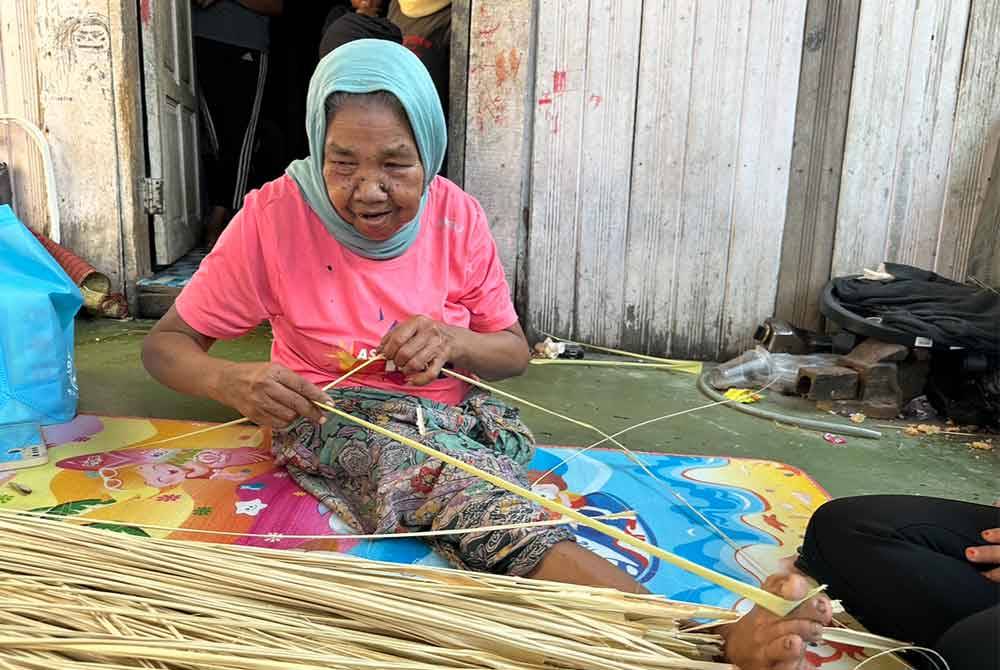 Stewa menggunakan kaki kananya untuk menyepat daun nipah.