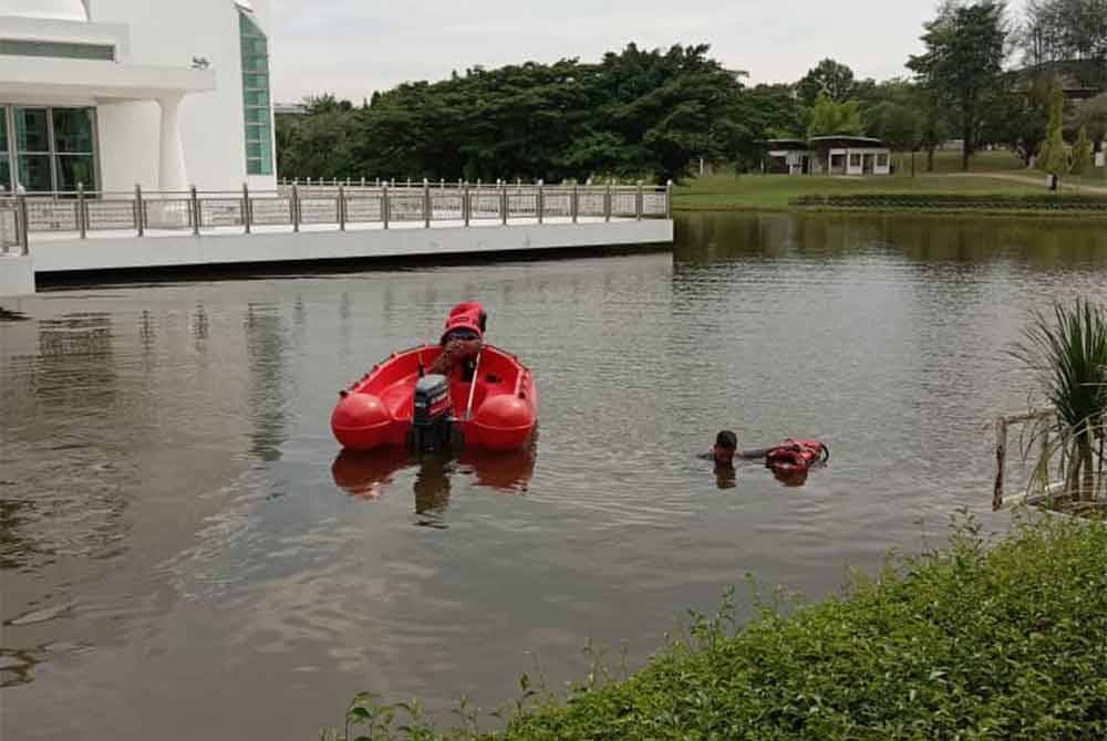 Pasukan bomba menjalankan operasi mencari dan menyelamat kanak-kanak yang dilaporkan terjatuh tasik di Masjid An-Nur, Seri Iskandar pada Sabtu. Foto: ihsan Bomba Perak