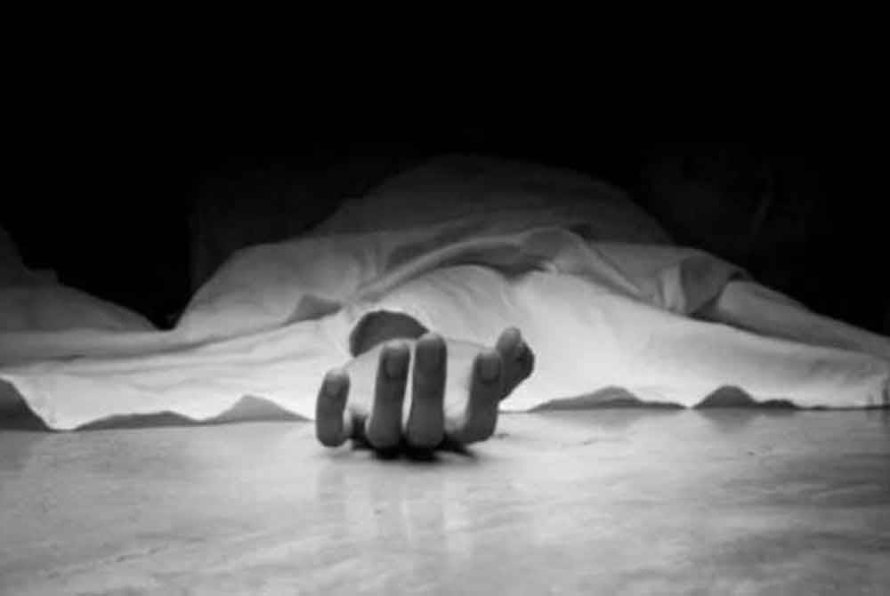Seorang warga emas lelaki ditemukan meninggal dunia dalam keadaan tertiarap dengan berkain pelekat tanpa baju, di kawasan semak berhampiran Sungai Kampung Titi Tok Bandar di Kangar pagi Sabtu.