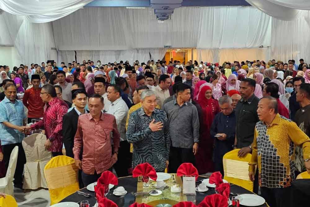 Ahmad Zahid (depan) hadir pada Majlis Perasmian Cawangan-Cawangan dan Santapan Hari Raya Aidilfitri UMNO Bahagian Putatan di Putatan.