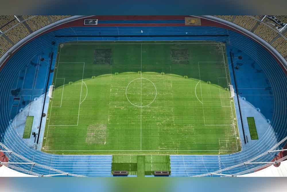 Keadaan padang Stadium Nasional yang rosak selepas konsert Ed Sheeran.