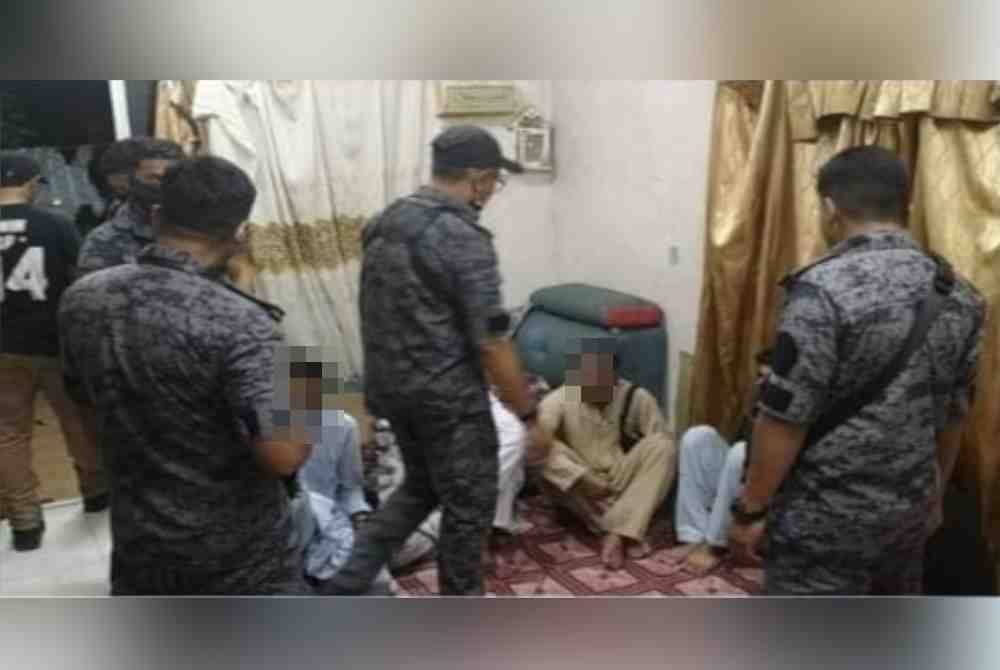 Antara PATI yang diperiksa dalam serbuan JIM Pahang ke atas beberapa kediaman di sekitar daerah Bera dan Bentong pada malam Rabu lalu. Foto Facebook Imigresen Pahang