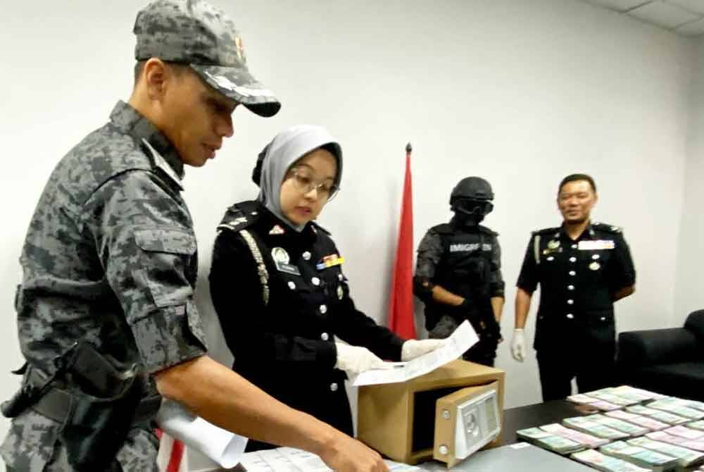 Imigresen Kelantan berjaya menumpaskan sindiket pemalsuan slip kad UNHCR selepas menahan seorang lelaki Rohingya semasa Ops Sapu di Kampung Changgal, Pasir Puteh pada Jumaat.