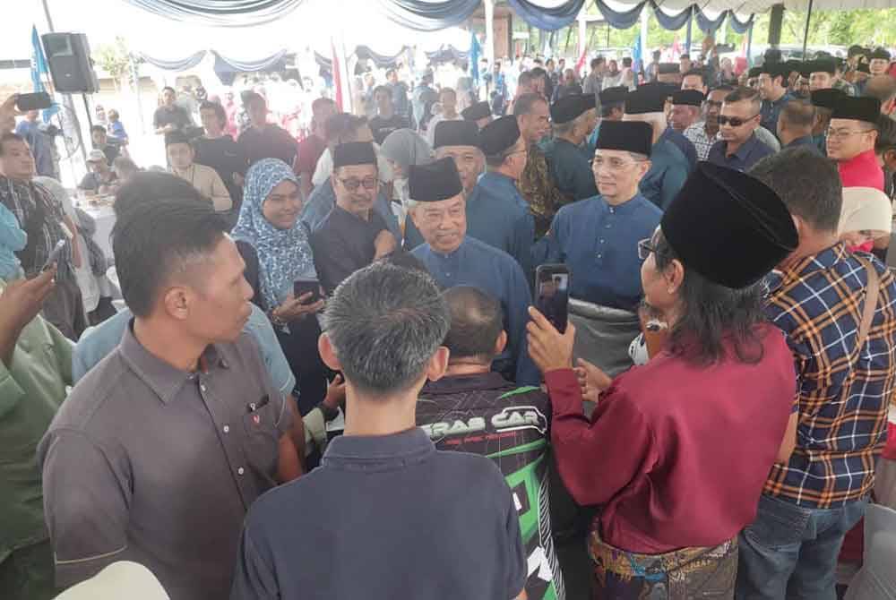 Muhyiddin bersalaman dan beramah mesra bersama orang ramai pada Majlis Rumah Terbuka Hari Raya Aidilfitri 2024 Bersatu di Kuala Kubu Baharu pada Ahad.