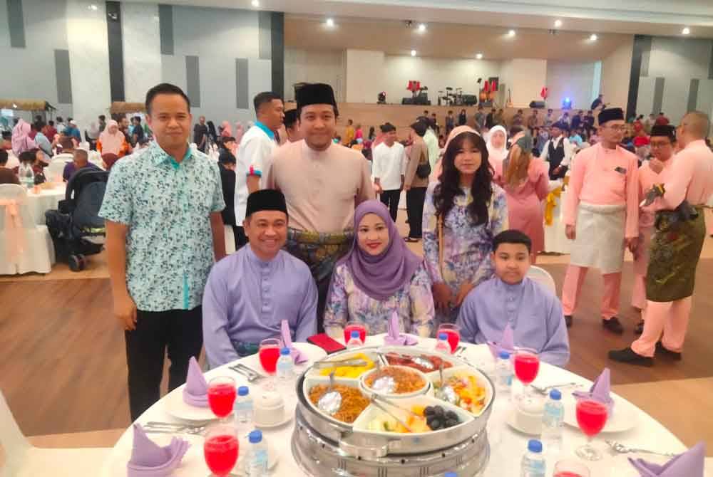 Tetamu yang hadir bergambar bersama Najwan (berdiri dua kiri) padan majlis rumah terbuka diadakan pada Ahad.