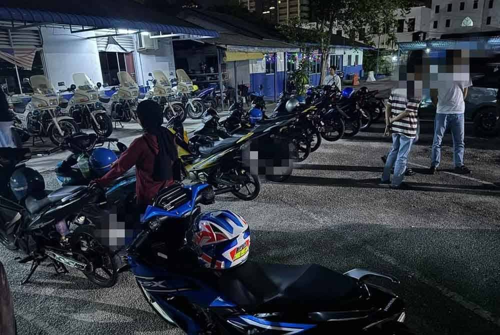 Antara motosikal yang ditahan dibawa ke Balai Polis Trafik Kuantan untuk tindakan lanjut. Pix FB Polis Trafik Kuantan