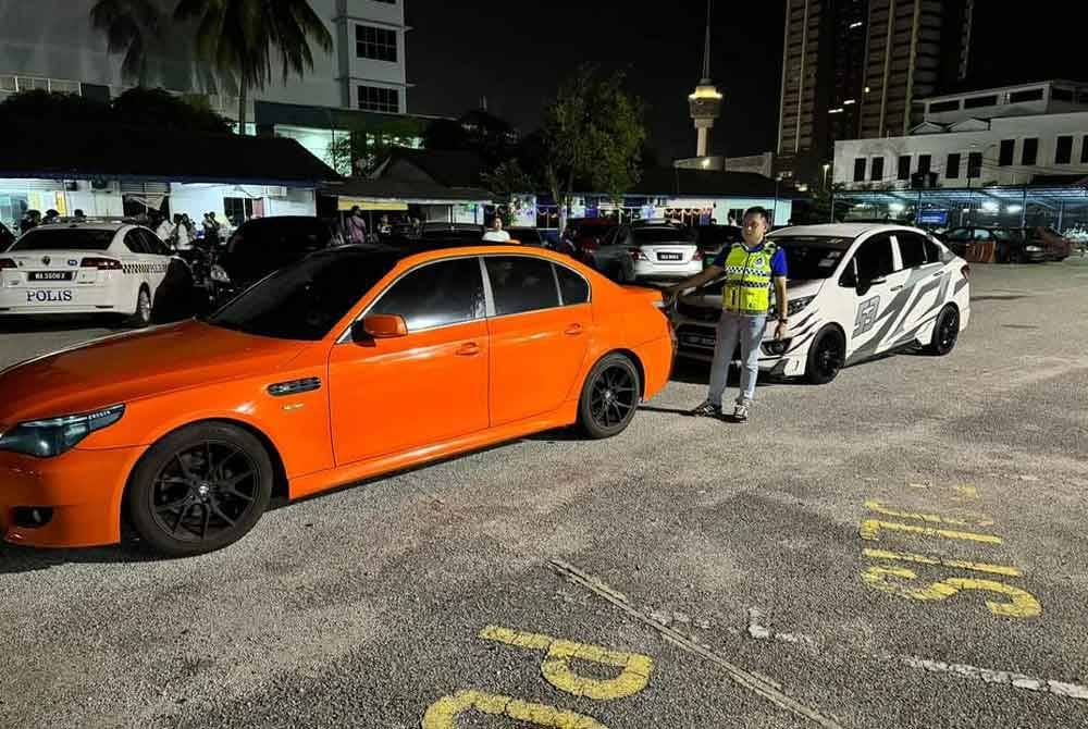 Kenderaan yang ditahan dibawa ke Balai Polis Trafik Kuantan untuk tindakan lanjut. Pix FB Polis Trafik Kuantan