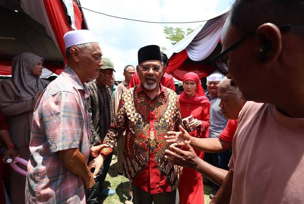 Tajuddin bersalaman dengan tetamu yang hadir pada Majlis Rumah Terbuka Aidilfitri di kediamannya di Kampung Gajah pada Ahad.