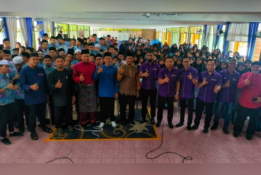 Pelajar SMA Al Ulum Addiniah Dong bergambar kenangan bersama Mohd Shamsul (tiga dari Kiri,depan), Halim(empat dari Kiri,depan), Md Abdu(dua dari kiri, depan) dan Kamal(lima dari kiri, depan).