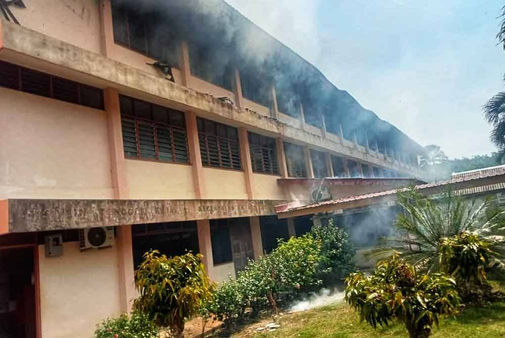 Kelas di aras tiga SK Felda Laka Selatan terbakar dalam kejadian pada petang Ahad.