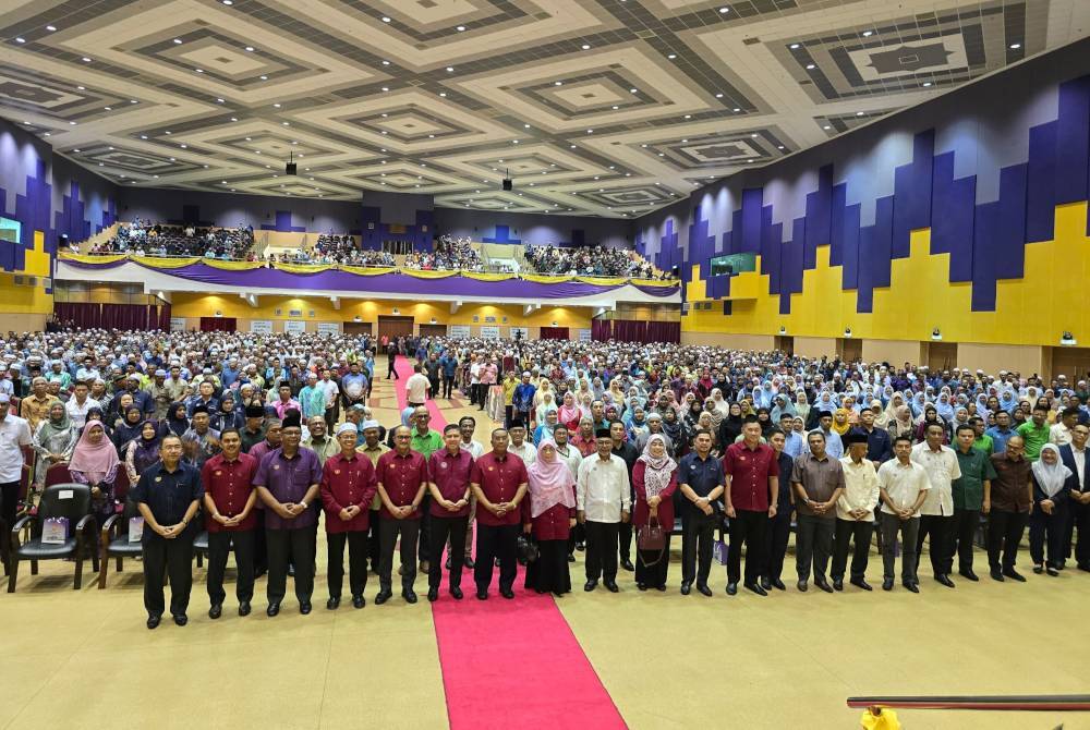 Sanusi (tujuh dari kiri) hadir ke Konvensyen dan Penyerahan Watikah MKK Negeri Kedah Tahun 2024 di Universiti Islam Antarabangsa Sultan Abdul Halim Muad'zam Shah di Kuala Ketil pada Ahad.