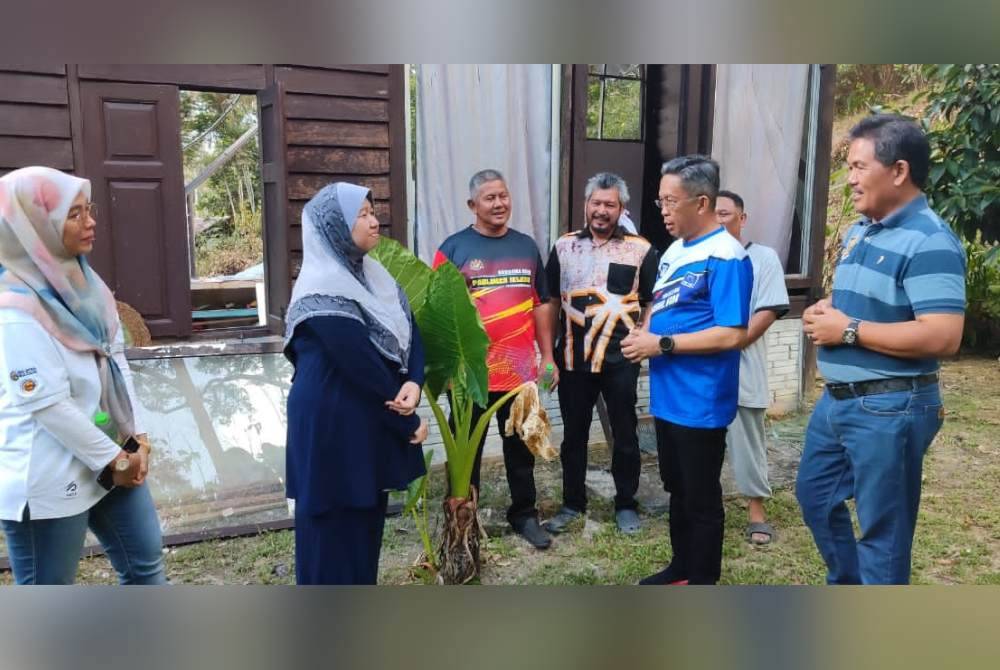 Jalaluddin (dua kanan) ketika melawat kediaman berkenaan.