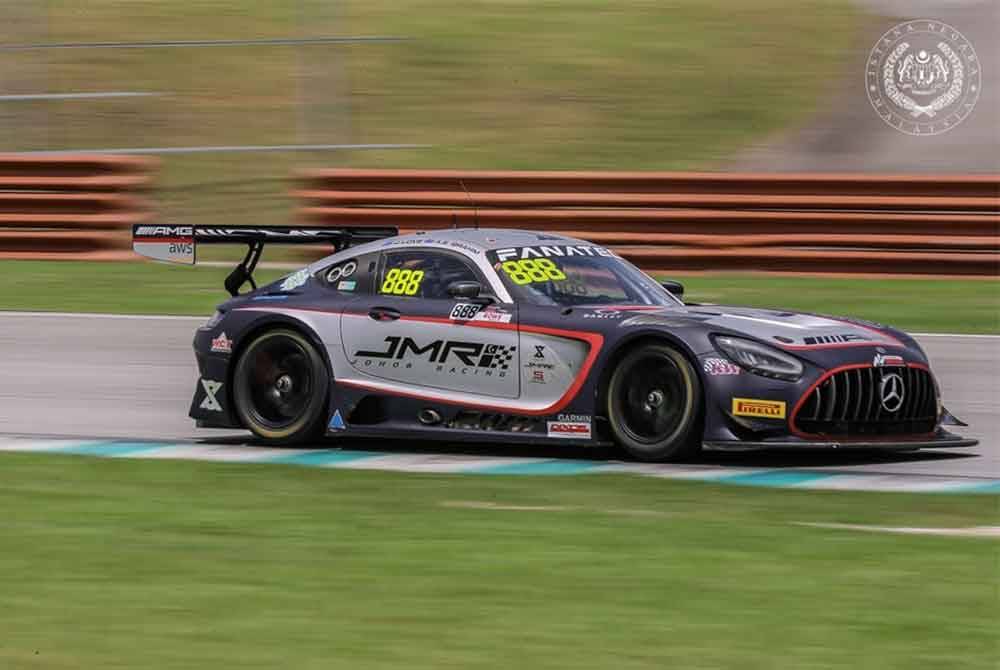 Tunku Putera Johor Tunku Abu Bakar Sultan Ibrahim mewakili pasukan JMR Triple Eight.