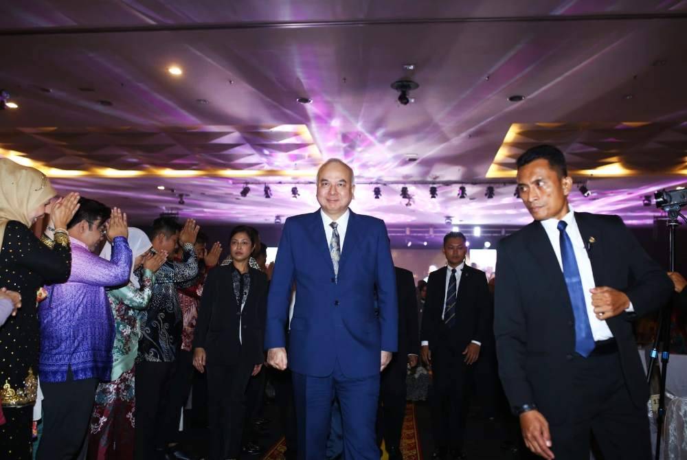 Sultan Nazrin berkenan ke Majlis Makan Malam Amal Bersama Dayang Nurfaizah dan Hael Husaini anjuran Kelab Bakti Gunung Keledang (KBGK) di Hotel Casuarina pada Ahad.