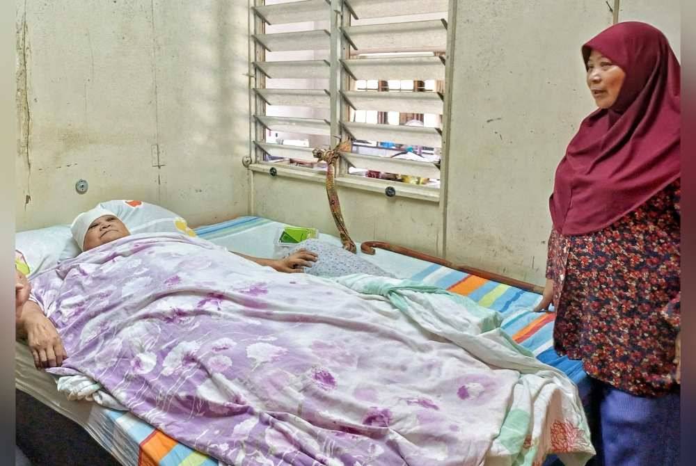 Zuraidah akan membantu kakaknya, Kamaliah untuk bangun pada setiap hari.