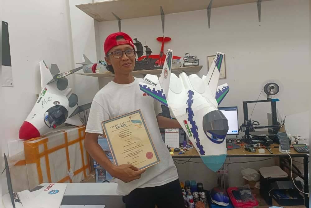 Haznie menunjukkan sijil penghargaan yang diterimanya selepas kira-kira 10 tahun menceburi bidang inovasi dan berjaya menghasilkan ciptaan sendiri kapal terbang RC.