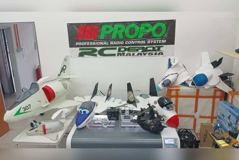 Antara produk kapal terbang RC dihasilkan Haznie yang dijual pada harga
antara RM120 hingga RM2,500