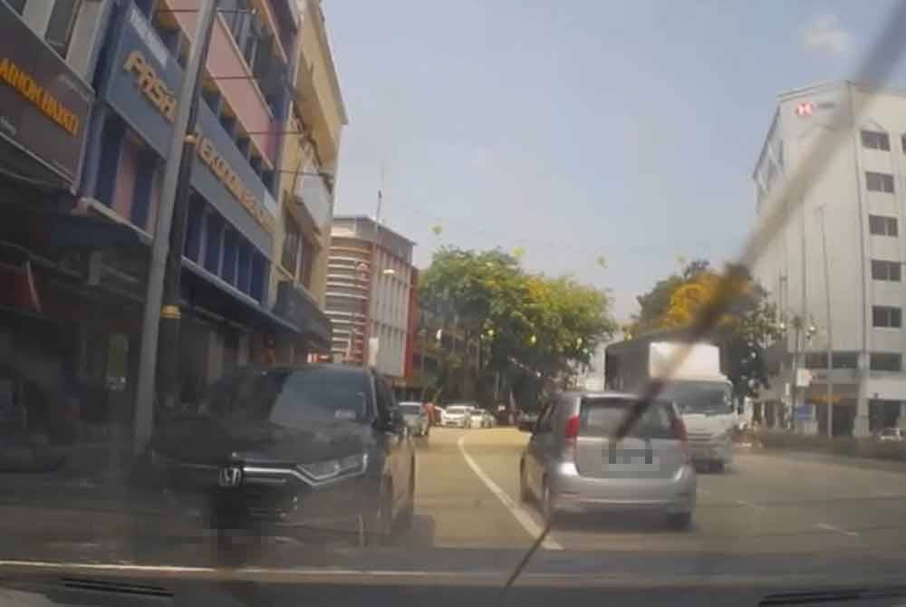 Tangkap layar video tular memaparkan tindakan bahaya seorang pemandu warga emas yang memandu secara melawan arus di Jalan Mahkota Jumaat lalu.