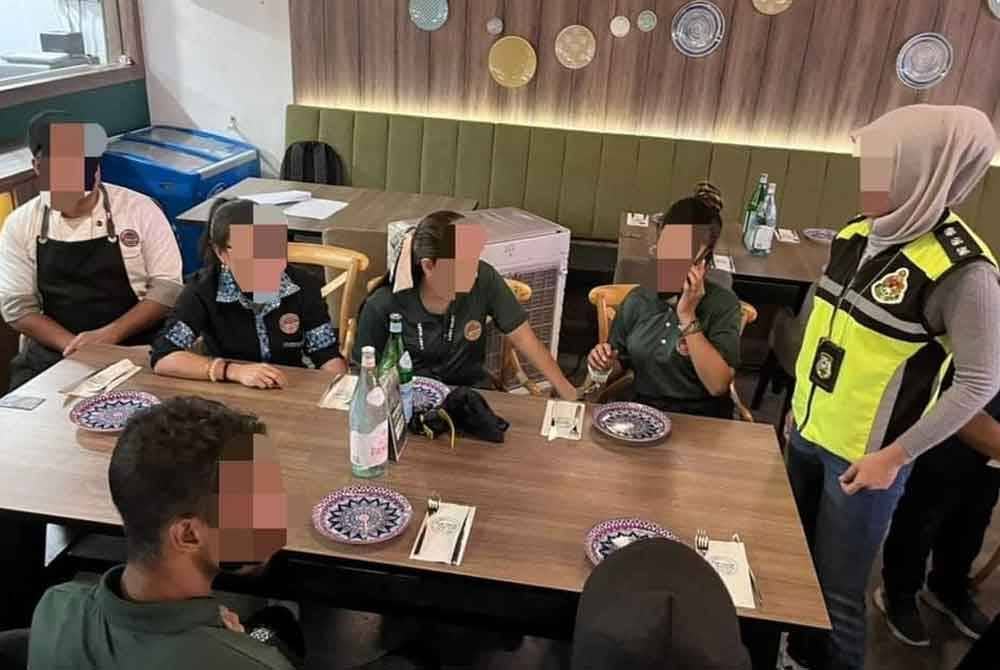 Antara warga asing yang ditahan ketika Op Selera di premis kedai makan sekitar Masai, Pasir Gudang. Foto Jabatan Imigresen Johor