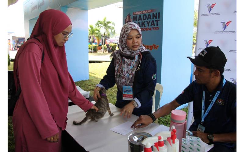 Sumbangan veterinarwan merangkumi usaha mengawal penyakit berjangkit zoonotik merentasi sempadan.