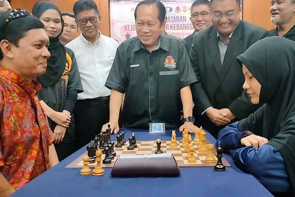 Ahmad ( tengah) menyaksikan pertandingan catur yang disertai Ainul Mardhiah (kanan) ketika Kejohanan Catur Kebangsaan di Dewan Jubli Intan, Sultan Ibrahim Pontian.