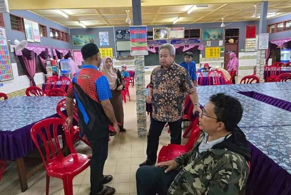 Shamshulkahar (berdiri, kanan) berkesempatan bertanyakan mengenai situasi di lokasi. - Foto Parlimen Jempol
