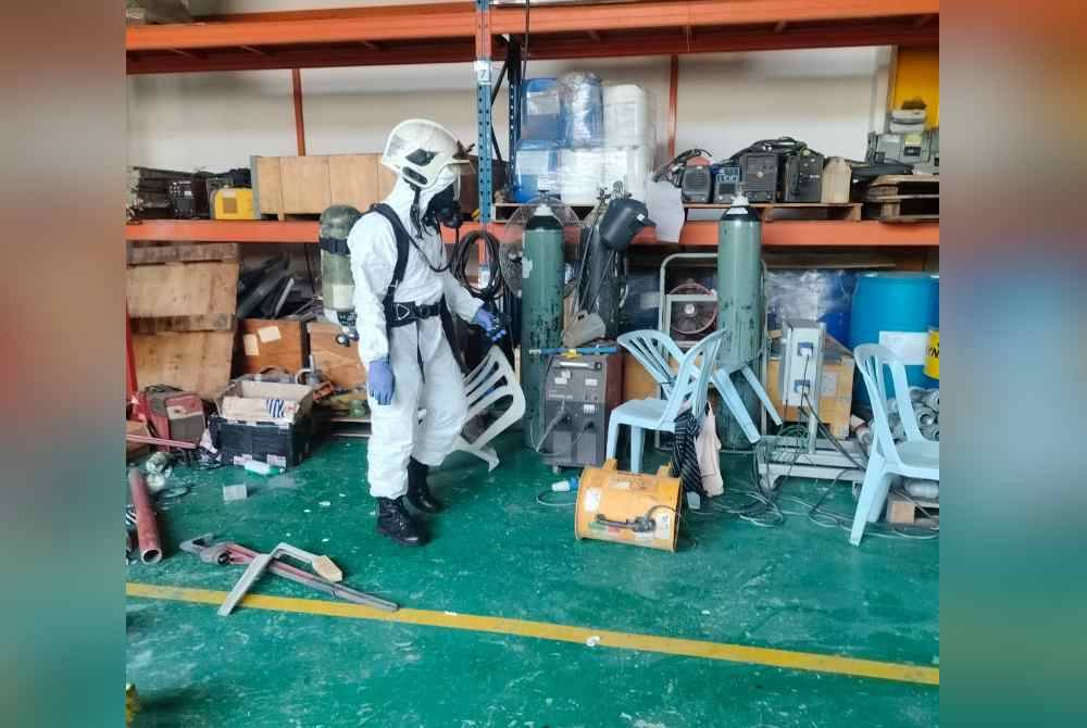 Anggota unit HAZMAT sedang menjalankan pemeriksaan di lokasi kejadian letupan gas di sebuah kilang dekat Kota Kemuning pada Isnin.